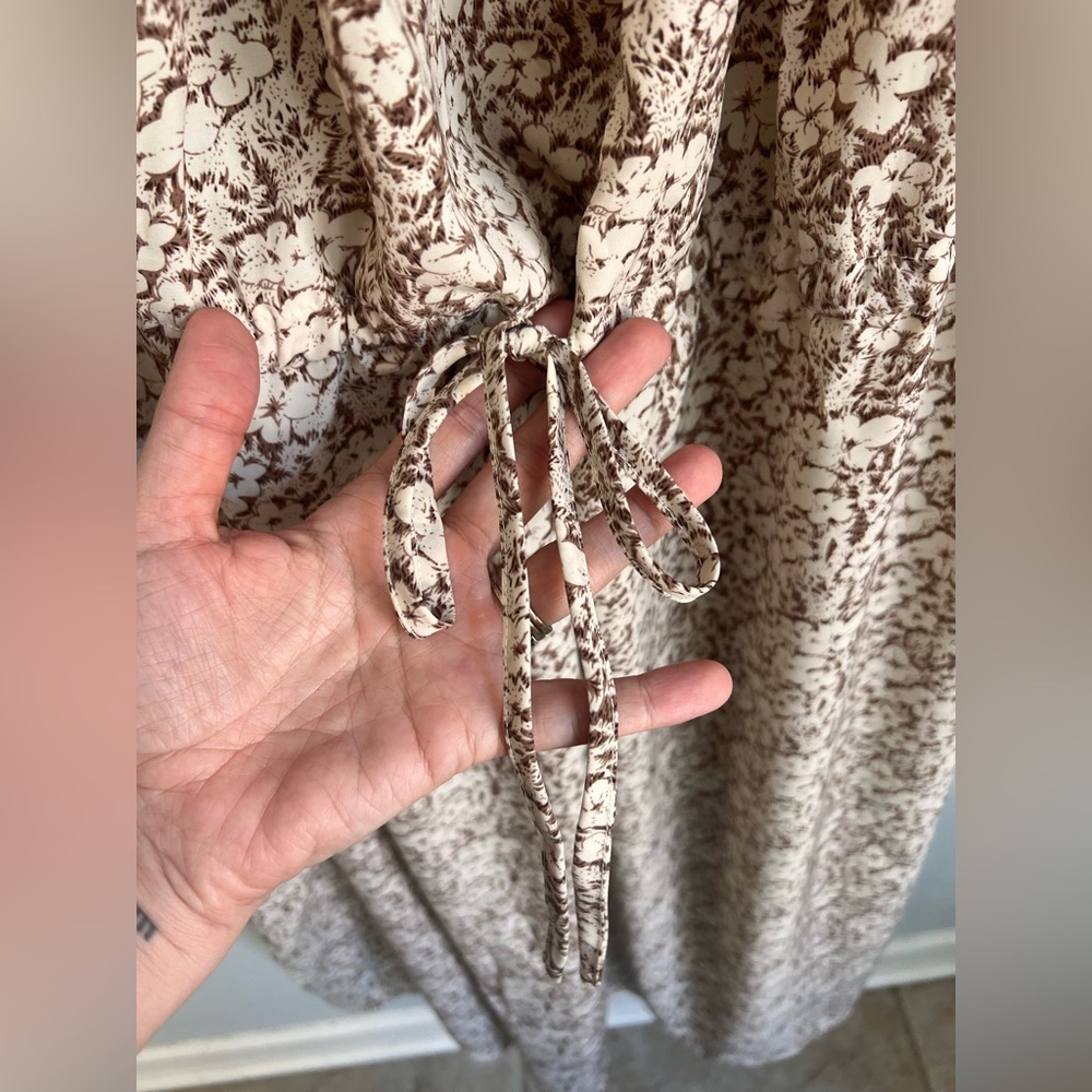 NWOT!!! Carly Jean Los Angeles Floral Smocked Dress Sz. Medium - Picture 2 of 10